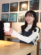 カフェの店舗運営スタッフ ◆未経験OK／月給25万円以上／月8日以上休み ／新店もオープン予定！1