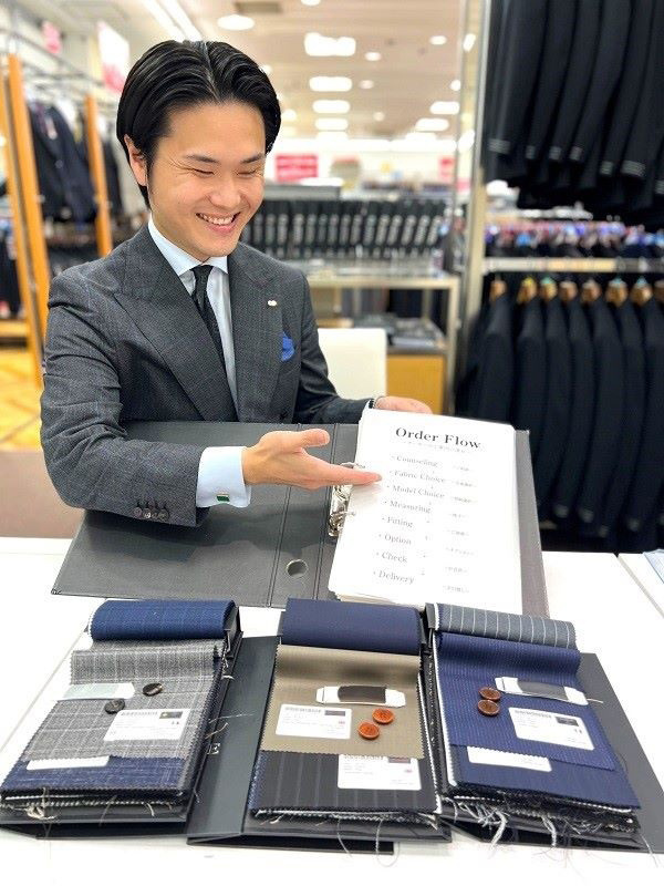 『洋服の青山』の店舗スタッフ◆残業少なめ／1時間単位の有休OK／家賃補助50％／夏は長めの連休も！イメージ1