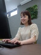 福祉企業の人事労務◆月給32万円～／在宅勤務OK／土日休／残業月20h以下／服装・髪型・ネイル等自由1