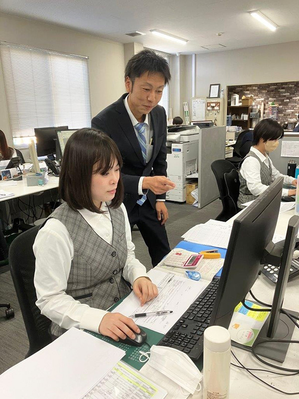 事務◆業界シェアトップクラスの専門商社／残業月10時間ほど／住宅手当ありイメージ1