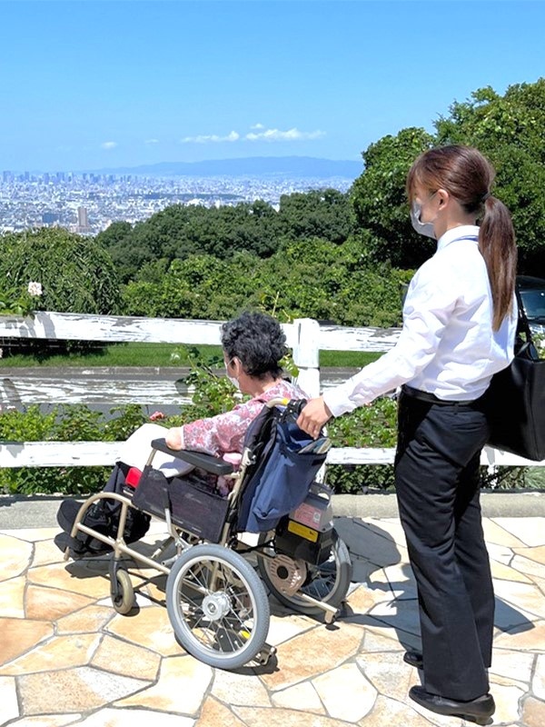 生活支援員◆身寄りのない高齢者の第二の家族に／年間休日128日／残業月10h／介護業務なしイメージ1