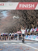 自転車ロードレース大会の運営（課長代理級）◆東京で開催する大会等をPR／完休2日制／年休125日1