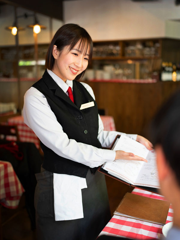 オイスターバーの店舗スタッフ◆未経験OK／まかないや社員寮、転居支援あり／メニューの企画もできます！イメージ1