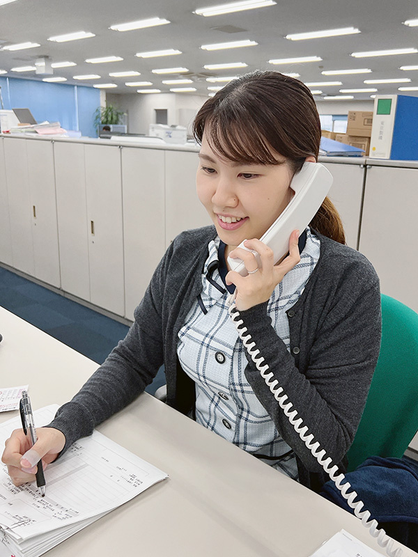 事務スタッフ（未経験歓迎）◆東証プライム上場／17時半退社／資格手当あり／東京駅すぐのオフィスイメージ1