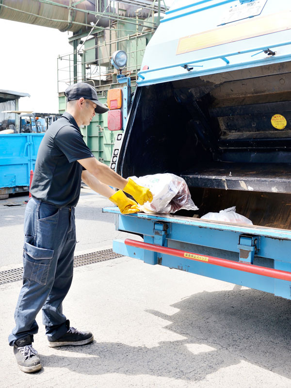 家庭ごみの回収ドライバー（未経験歓迎）◆創業62年／残業なし／16時終業／資格取得支援制度が充実！イメージ1