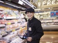 スーパーの店舗運営スタッフ（未経験歓迎）◆6連休・12連休もOK／平均勤続17.9年／上場企業2
