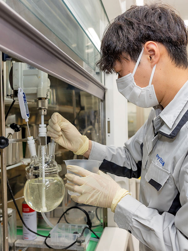 研究開発職（建築塗料・接着剤など機能性材料の開発）◆設立74年の化学品メーカー／年間休日125日イメージ1