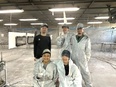 製造スタッフ◆建材を工場で塗装／未経験可／社宅／食事補助1日600円／賞与実績4ヶ月分／家族手当2