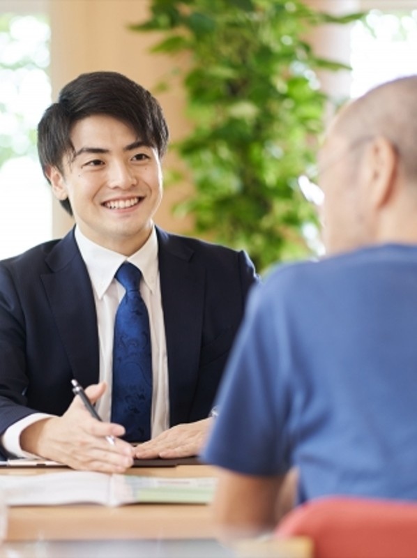 不動産営業◆相続不動産の売却をサポート／月収35万円以上／賞与年2回／完全週休2日制／残業20h程度イメージ1