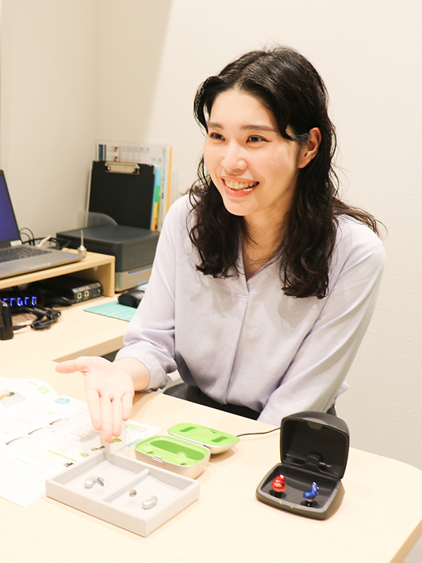 補聴器の販売スタッフ◆定着率90％／完休2日制・日祝休み／残業月平均7h以内イメージ1