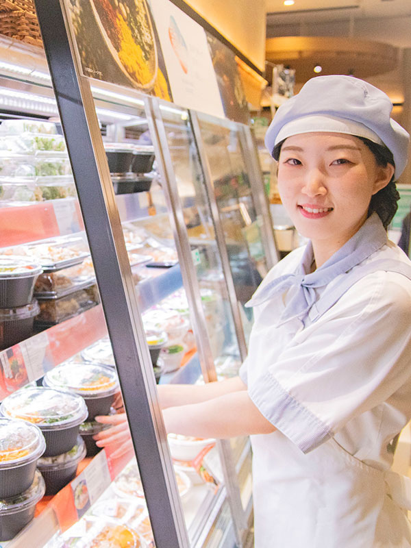 お惣菜の販売スタッフ◆未経験OK／東証プライム上場／完全週休2日制／転勤なし／賞与2回イメージ1