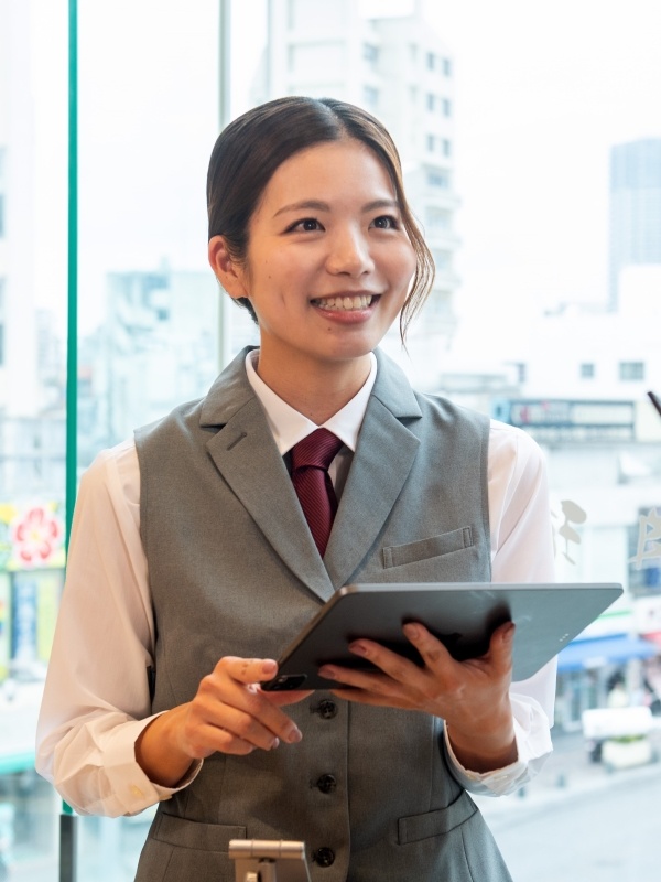 ホールスタッフ（未経験歓迎）◆月給32万円以上／完全週休3日制／残業月2h以内／早期キャリアアップ可イメージ1