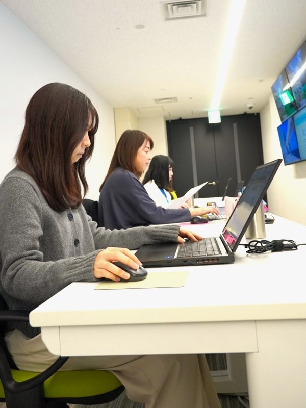 監視スタッフ◆年間休日124日／残業月5h以内／有休は原則100%消化／早番・遅番・休日を選べる！イメージ1