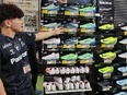 サッカーショップの店舗運営スタッフ（未経験歓迎）◆残業なし／新作の仕入れも担当可／社員割引あり3