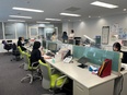 事務 ◆早稲田グループ／外国籍を中心とした若手研究者を支える／年間休日128日／実働7.5時間3