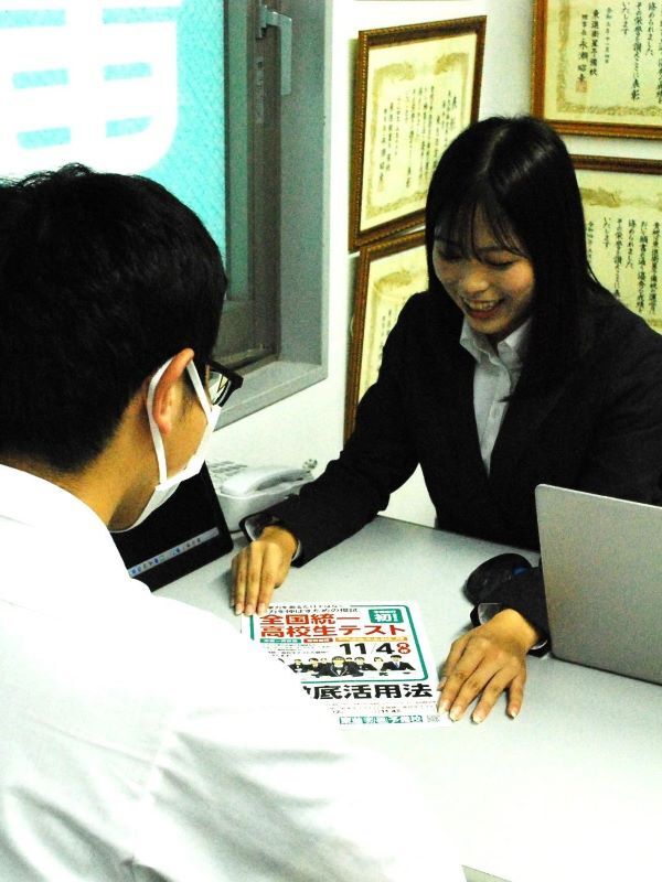 東進衛星予備校の受講アドバイザー◆残業は1日平均15分／月8～10日休み／年休125日／最大9連休可イメージ1