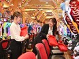 ホールスタッフ◆未経験でも月給25万円～／実働7.5h／残業月10h／アミューズメントホール多数展開2
