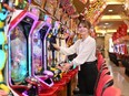 ホールスタッフ◆未経験でも月給25万円～／実働7.5h／残業月10h／アミューズメントホール多数展開3