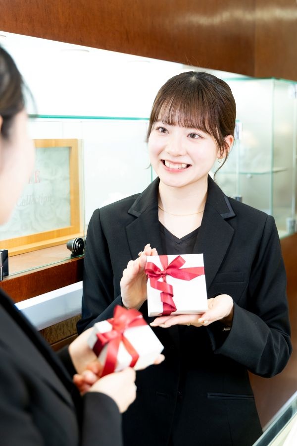 ジュエリー販売◆安定の上場企業／オープニング募集あり／月9～11日休み／年間休日120日／残業ほぼ無イメージ1