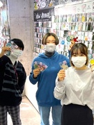 アート雑貨の販売スタッフ（未経験歓迎）◆人気アニメのステッカーなどを販売／残業月20h以内／服装自由1