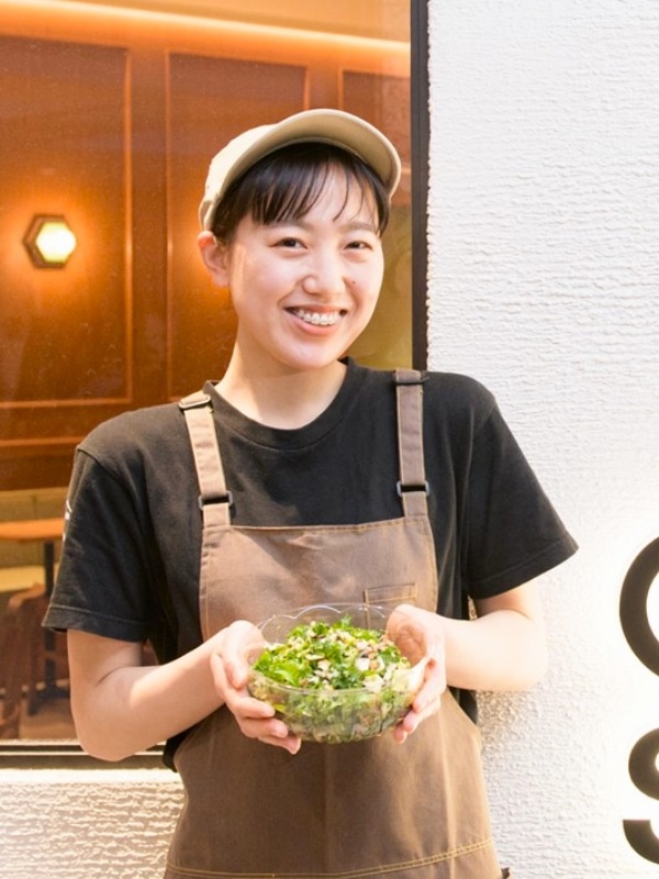 サラダカフェのホールスタッフ◆未経験歓迎／月9日休＆5連休可／髪色自由／賞与年2回／産休取得100％イメージ1