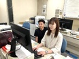 経理事務◆創業50年以上連続で売上UP／毎年昇給・評価制／繁忙期でも残業ほぼナシ／1年間で引き継ぎ3
