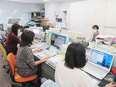 進学塾の事務スタッフ◆朝はゆっくり午後から勤務／完全週休2日制！3