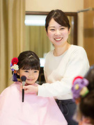 写真スタジオのヘアメイク（未経験歓迎）◆美容師免許なしOK（取得支援制度有）／年休120日／完休2日1