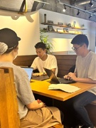 経理スタッフ◆バックオフィスを幅広く担当／新設ポジション／残業月10時間程度／人気スイーツ店を拡大1