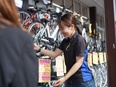 店舗運営スタッフ◆あなた専属のサポート有／完休2日制／残業月平均17h／ほとんどの社員が毎年昇給！3