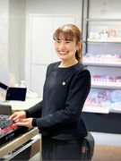 『＠cosme STORE』の美容部員◆オープニングスタッフ／研修充実でスキルアップ／年間休日充実1