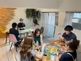 SNSマーケター（未経験歓迎）◆年間休日120日／残業月5時間程度／住宅手当／フルリモートワーク3