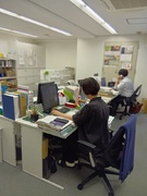 経理◆日常業務が中心／残業月20時間以内／年間休日125日／服装自由／住宅家族手当あり1