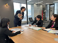 女性用ウィッグ展示会のレセプションスタッフ◆土日休み／平均年収450万円／年間休日131日2