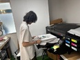 生産アシスタント◆大手アパレルブランドの品質を守る仕事／年間休日130日／残業ナシ／服装自由2