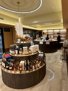ウイスキー専門店の店長◆年間休日120日／定時退社が基本／英語力を活かせる／月給33万円以上1
