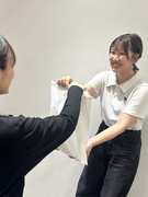 キャラクターショップの販売スタッフ◆国内外からお客様が来店／髪色自由／ネイルOK／5連休も取得OK！1