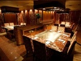 接客スタッフ◆VIPに愛される飲食店／土日休みもOK／個人寮あり／賞与年2回／面接1回、私服OK3