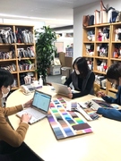 デザイナー◆バッグやポーチなどのノベルティ／完全週休2日制／面接1回／資格取得支援制度あり1