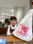 惣菜店の店舗運営スタッフ◆未経験歓迎／オープニング募集あり／店長まで最短1年／駅から徒歩5分以内！1