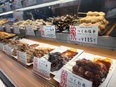 惣菜店の店舗運営スタッフ◆未経験歓迎／オープニング募集あり／店長まで最短1年／駅から徒歩5分以内！3
