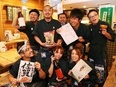 店舗運営スタッフ◆未経験でも月給35万円～／月10日以上＆日祝休／賞与年2回&深夜営業無し／髪色自由3