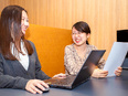 総務経理◆完休2日制／月残業10時間以下／昇給年4回／副業OK／オフィスは最寄り駅より徒歩3分3