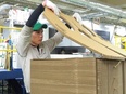 商品パッケージの製造スタッフ◆賞与昨年度実績5.7ヶ月分～／退職金あり／日勤のみ／年休120日2
