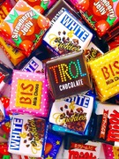 チロルチョコの商品企画◆創業120年以上／賞与年3回・最大5ヶ月分／フルフレックスタイム1