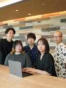 デザイナー◆実務経験不問／年休125日／土日祝休み／週1回在宅ワーク／服装・髪型・ネイル自由1