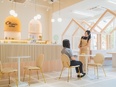 カフェの運営スタッフ◆社員寮あり／ほぼ18時退社／年休115日／年19日の希望休み取得可／未経験OK3