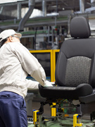 自動車シートの製造スタッフ(未経験歓迎)◆三菱自動車のパートナー/土日休み/定着率9割1