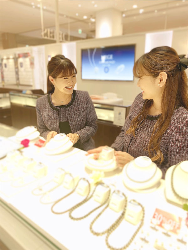 ジュエリーショップの販売スタッフ◆月9～10日休／残業月5h程度／面接1回のみ／未経験者が多数活躍！イメージ1