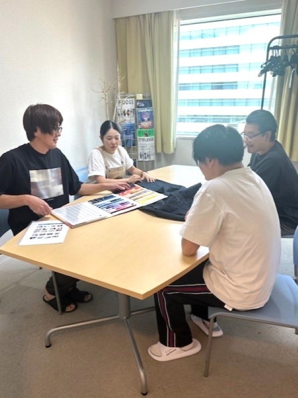 デニムの企画営業（未経験歓迎）◆既存の取引先が9割／月給30万円以上／残業月15h以内／服装・髪自由イメージ1